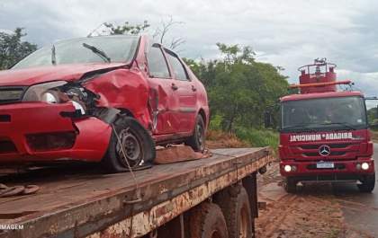 Caminhão e automovel derrapam e se chocam na Ponte do Moinho