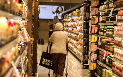 Salário mínimo de R$ 1.302 começa o ano valendo uma cesta básica e meia