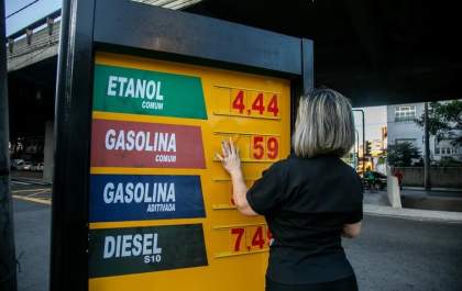 Gasolina cai pela segunda semana seguida nos postos e fica abaixo dos R$ 5 por litro,diz ANP