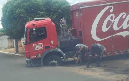 Castilho pede socorro: Caminhão afunda no asfalto