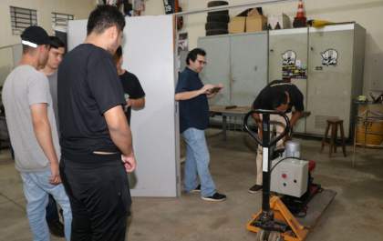 Acadêmicos de Engenharias do Unisalesiano constroem máquinas para a comunidade