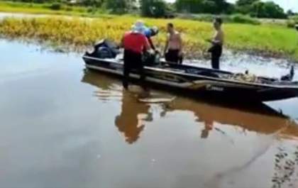 Barco que afundou é encontrado, buscas pelo corpo do rapaz continuam