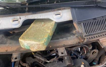 GOE/Deic encontra tijolo de crack escondido em carro apreendido com 260 quilos de maconha