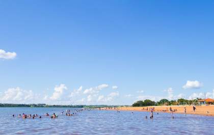 Três pessoas são socorridas após ataque de piranhas em prainha