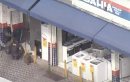 Homem faz reféns durante assalto a unidade das Casas Bahia