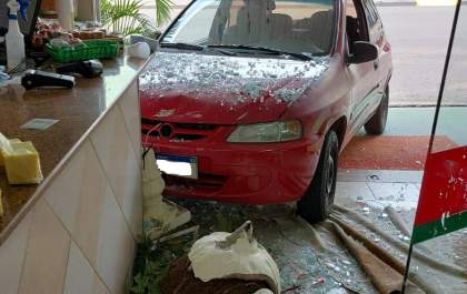 Freio de mão falha e carro invade açougue em Mirandópolis