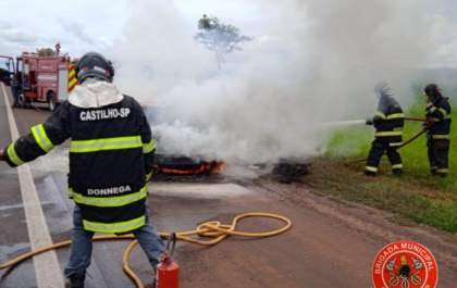 Motorista abandona carro em chamas na rodovia de Castilho