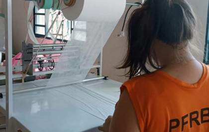 Absorventes produzidos em presídio levam dignidade menstrual a internas e estudantes de Rio Brilhante