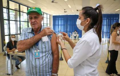 Pessoas com mais de 70 anos começam a receber vacina bivalente contra Covid-19 nesta semana