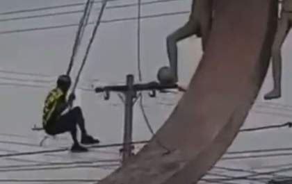 Monumento vira 'balanço' e 'piscina' em Pereira Barreto; veja o vídeo