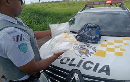 Homem é preso transportando 1 quilo de cocaína