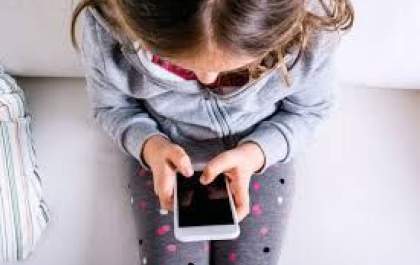 Uso excessivo do celular: reflexos vão de problemas psicológicos, neurológicos, de coluna e até intestinais