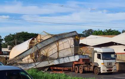 Caminhão derruba passarela e interdita trânsito na Elyeser
