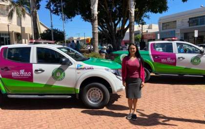 Liminar obriga prefeita de Auriflama a parar de pintar veículos municipais de rosa
