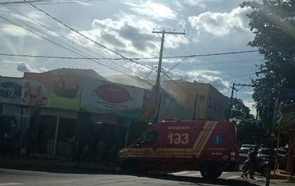 Fumaça no centro da cidade chama atenção e revela fogo em lanchonete