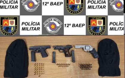 Baep prende dupla e apreende revólver e duas pistolas
