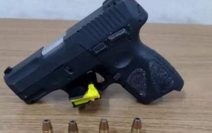 CAC é preso por usar pistola para cobrar dívida de vizinhas da mãe dele