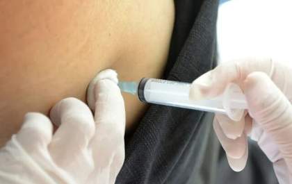 Farmacêutico é preso por importunação sexual após lamber nádegas de jovem antes de aplicar injeção