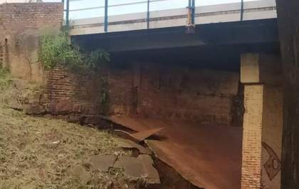Motoristas são alertados de perigo em viaduto