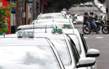 Taxistas contam com isenção de ICMS na compra de veículos elétricos e híbridos