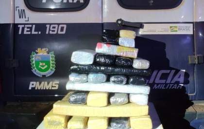 PM apreende maconha no interior de ônibus e prende autor