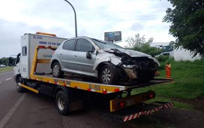 Carro capota na Rondon em Araçatuba