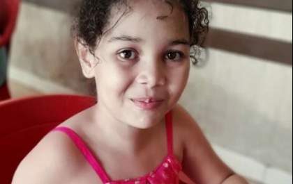 Família faz campanha para arrecadar dinheiro para cirurgia que filha espera há 9 anos