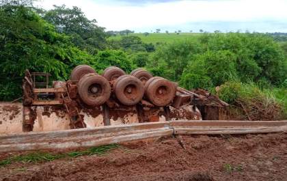 Carreta tomba na Rondon