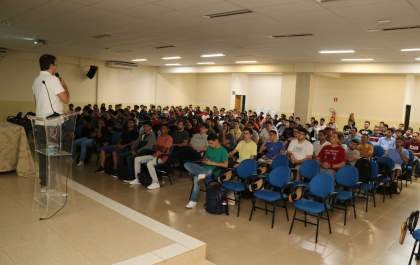 Engenheiro da Colormaq palestra em Aula Magna das Engenharias Elétrica, Mecânica e Mecatrônica do Unisalesiano