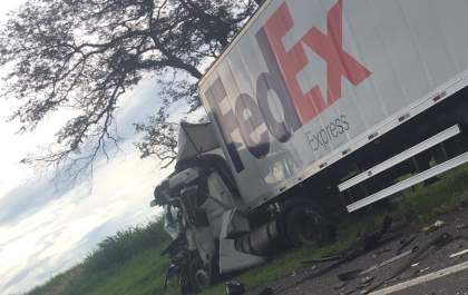 Motorista morre após bater caminhão na traseira outro na Rondon