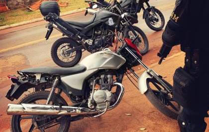 PM apreende moto adulterada em posse de menor em Três Lagoas