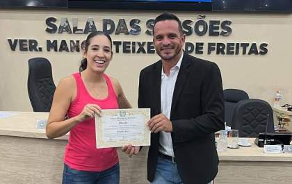 Câmara entrega moção de aplauso à atleta Fernanda Louro
