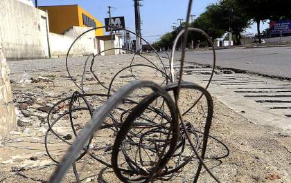 Alerta à População: Não Mexa em Fios Pendurados em Postes!