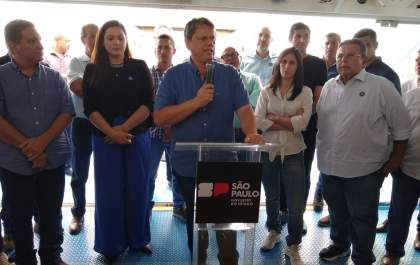 Tarcísio assina contrato de obra que deve garantir navegabilidade na hidrovia Tietê-Paraná durante períodos de estiagem
