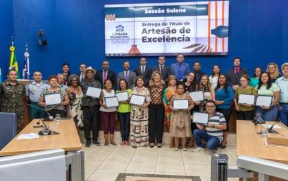 Vereadores entregam Título Artesão de Excelência durante sessão solene