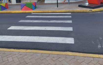Calçadão da Paes Leme ignora cadeirantes que não conseguem atravessar de um lado para o outro