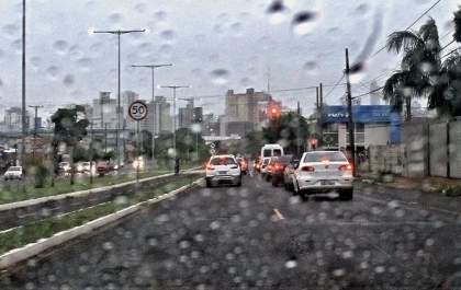 Três Lagoas tem quarta-feira chuvosa e previsão de tempestade
