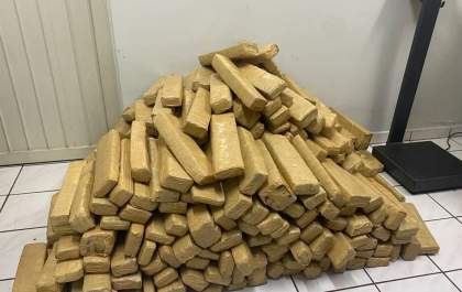 Polícia Militar Ambiental prende foragido da justiça transportando 323 kg de maconha em caminhão baú