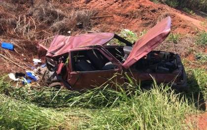 Fiat Toro bate na traseira de Uno que capota e deixa feridos na estrada do Timboré