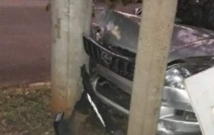 SUV é abandonado após bater em poste