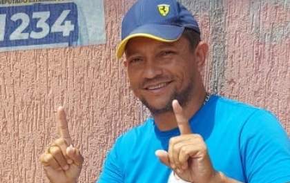 Líder comunitário é esfaqueado e tem carro roubado