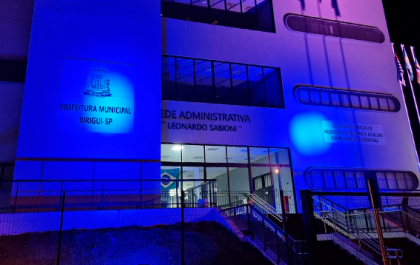 Centro administrativo é iluminado com a cor azul no mês de conscientização do autismo