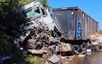 Grave acidente entre carretas deixa feridos na BR-262