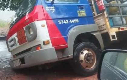 Radialista filma caminhão afundado na pavimentação de Andradina