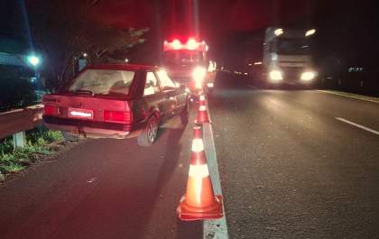 Idoso é detido por embriaguez após bater carro em defensa na Rondon