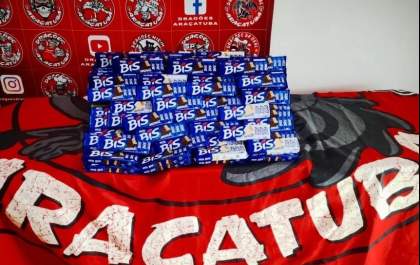Torcida organizada distribui chocolate a famílias carentes