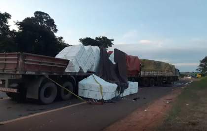 Engavetamento mata caminhoneiro na BR 158