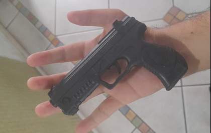 Menino de 11 anos é flagrado com pistola de brinquedo em escola de Birigui