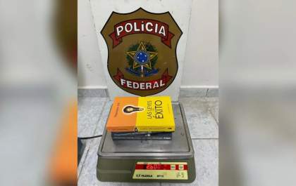 PF prende homem com 2,6 kg de cocaína disfarçados em livros