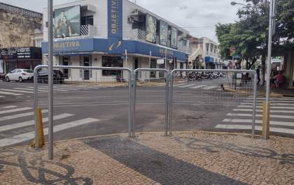 Cruzamentos em Penápolis recebem gradis para direcionar pedestres